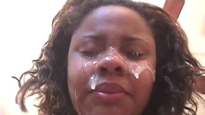 Ua maua e le teine ​​Pasila uliuli se cum i luga o ona foliga ina ua uma ona faia feusuaʻiga ma se titi lapoa